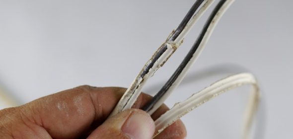 how to tell if a mouse are chewing on wires